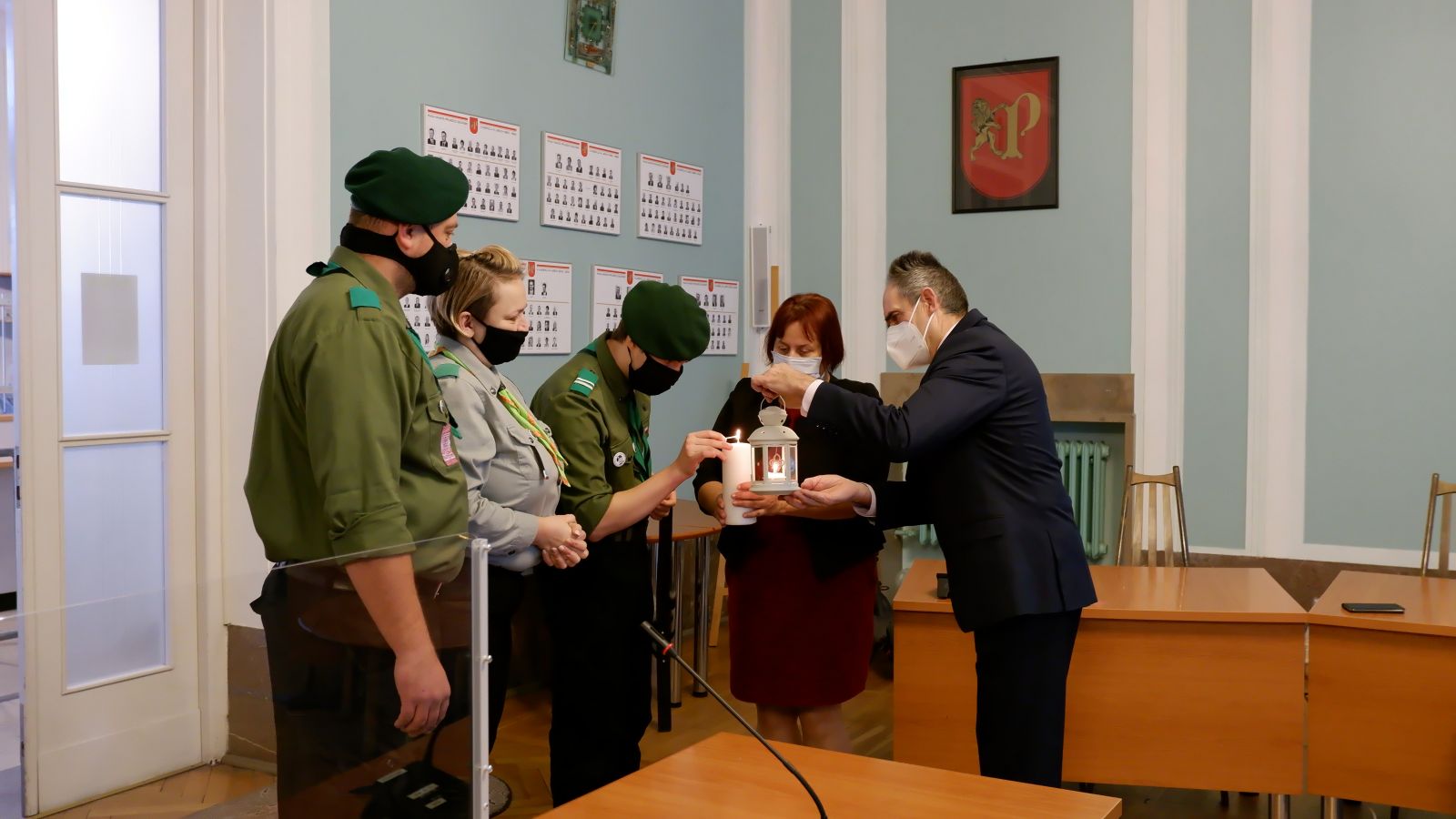 Zdjęcie przedstawia harcerzy przekazujących betlejemskie światełko pokoju urzędnikom