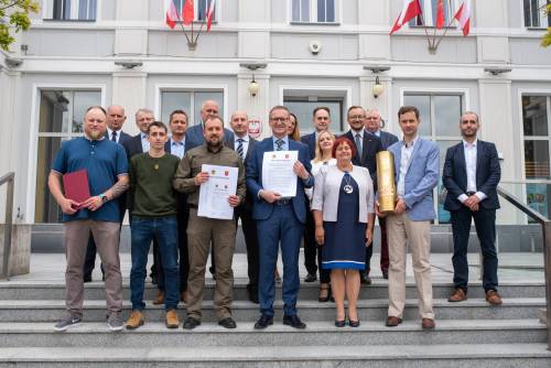 Zdjęcie przedstawia podpisanie aktu porozumienia między miastem Pruszcz Gdański i miastem Kupiańsk