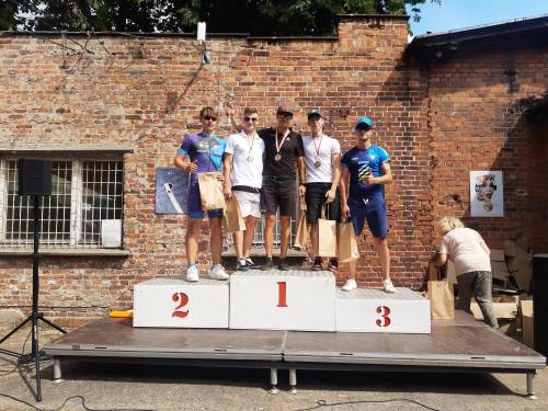 Zwycięzcy X półmaratonu rolkarskiego na podium.