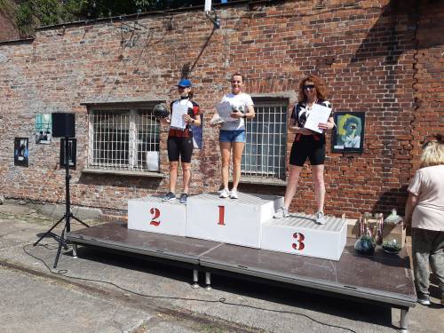 Zwycięzcy X półmaratonu rolkarskiego na podium.