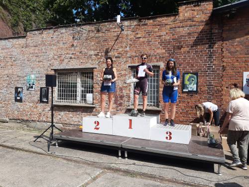 Zwycięzcy X półmaratonu rolkarskiego na podium.