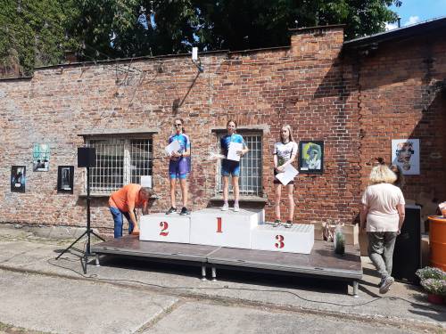 Zwycięzcy X półmaratonu rolkarskiego na podium.