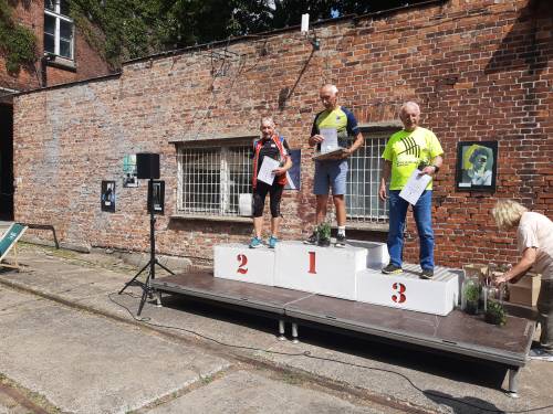 Zwycięzcy X półmaratonu rolkarskiego na podium.