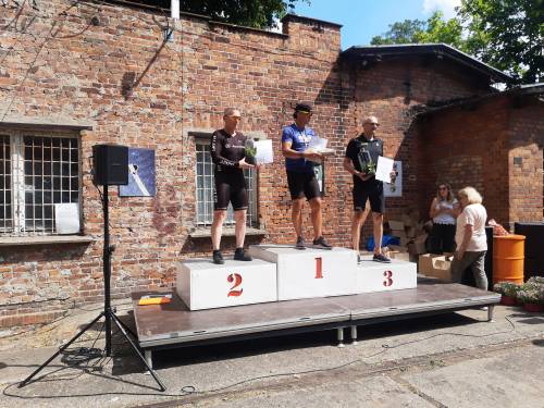 Zwycięzcy X półmaratonu rolkarskiego na podium.