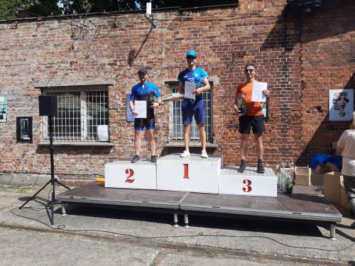 Zwycięzcy X półmaratonu rolkarskiego na podium.