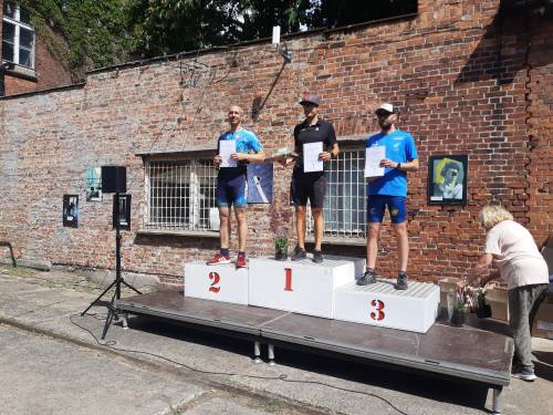 Zwycięzcy X półmaratonu rolkarskiego na podium.