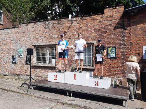 Zwycięzcy X półmaratonu rolkarskiego na podium.