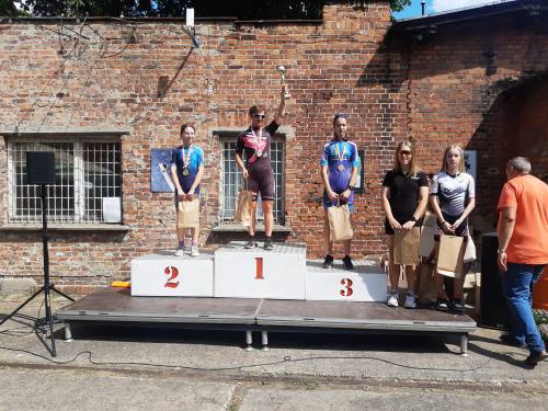 Zwycięzcy X półmaratonu rolkarskiego na podium.