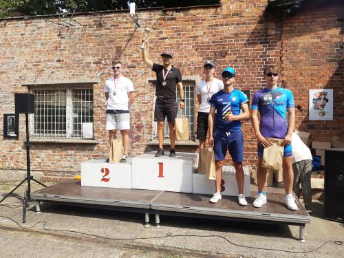 Zwycięzcy X półmaratonu rolkarskiego na podium.