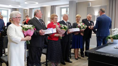 Jubileusze wieloletniego pożycia małżeńskiego.  Jubilaci pozują do zdjęcia z Burmistrzem Pruszcza Gdańskiego Januszem Wróblem oraz Przewodniczącą Rady Miasta.