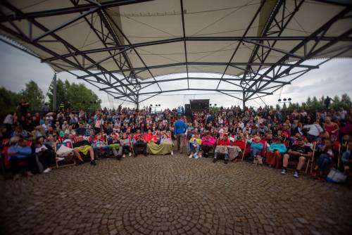 Publiczność podczas koncertu- szeroki kadr na amfiteatr.