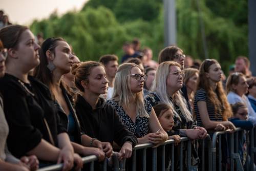 Publiczność słuchająca koncertu