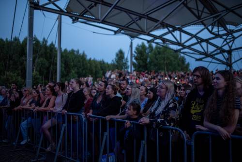 Publiczność słuchająca koncert