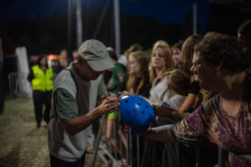 Wokalista zespołu LemON daje fanom autografy