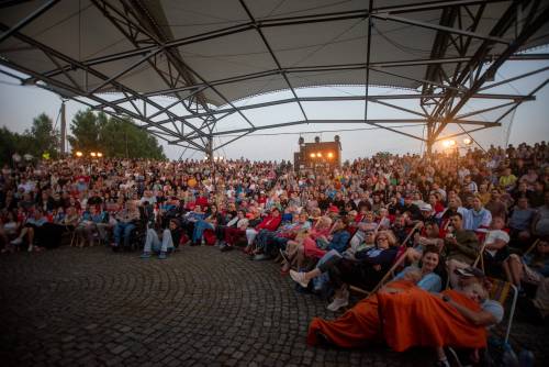 Publiczność podczas spektaklu Koło Sprawy Bożej spektakl podczas Faktorii Kultury