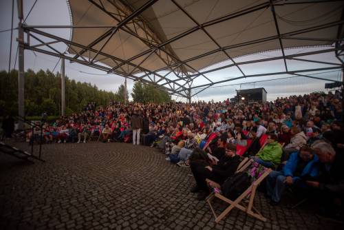 Publiczność w pruszczańskim amfiteatrze podczas przedstawienia Bunbury.