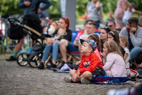 Publiczność podczas przedstawienia dla dzieci.