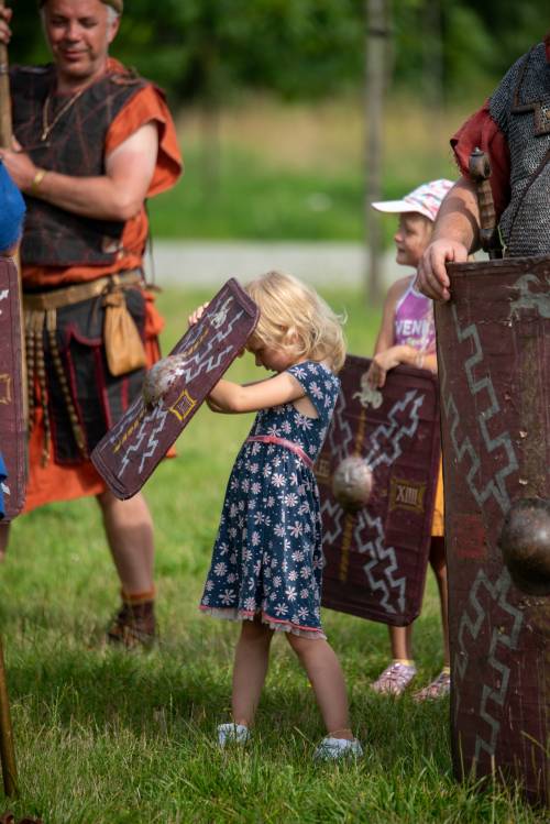 Mała legionistka podczas ćwiczeń.