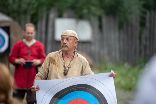 Król Bering podczas zawodów łuczniczych z tarczą w rękach.