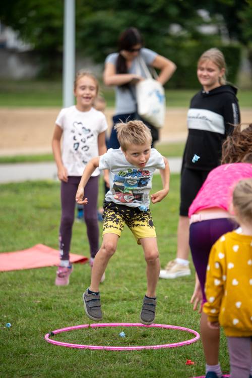 Dzieci podczas festynu uczestniczące w zabawach sportowych.