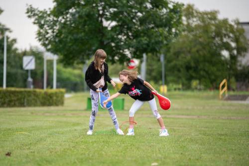 Dzieci podczas festynu uczestniczące w zabawach sportowych.