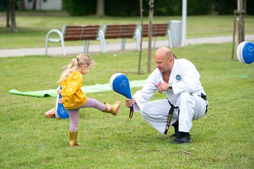 Dzieci podczas festynu uczestniczące w zabawach sportowych.