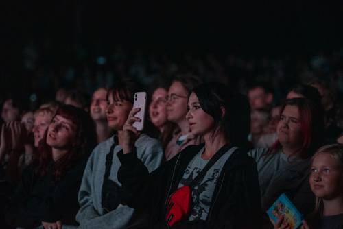 Koncert Szczyla. Publiczność bawi się podczas koncertu.