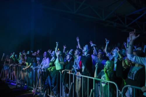 Koncert Szczyla. Publiczność pod sceną bawi się podczas koncertu.