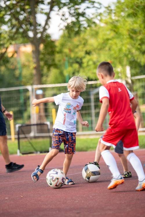 Dzieci podczas zabaw na festynie. Zajęcia sportowe.