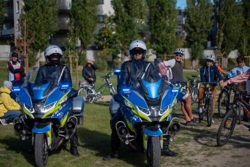 Policjanci na motocyklach w parku.