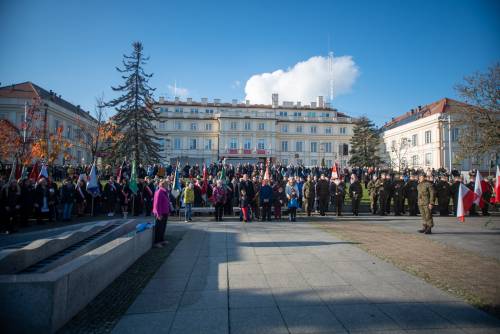 mieszkańcy i żołnierze podczas obchodów Święta Niepodległości.