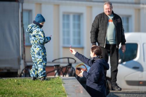 Rozdawanie wstążek patriotycznych.