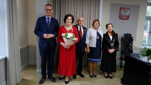 Pary małżeńskie podczas jubileuszu pożycia małżeńskiego wraz z Burmistrzem Pruszcza Gdańskiego.