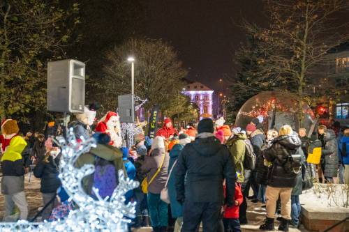 Zdjęcie przedstawia aktywności podczas wydarzenia Mikołajki w mieście w Pruszczu Gdańskim w 2023 roku.