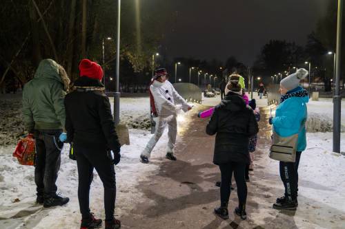 Zdjęcie przedstawia aktywności podczas wydarzenia Mikołajki w mieście w Pruszczu Gdańskim w 2023 roku.