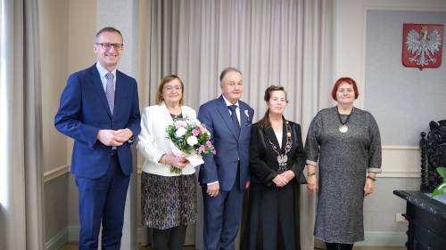 Burmistrz Pruszcza Gdańskiego Janusz Wróbel, Przewodnicząca Rady Miasta Małgorzata Czarnecka-Szafrańska z jubilatami.