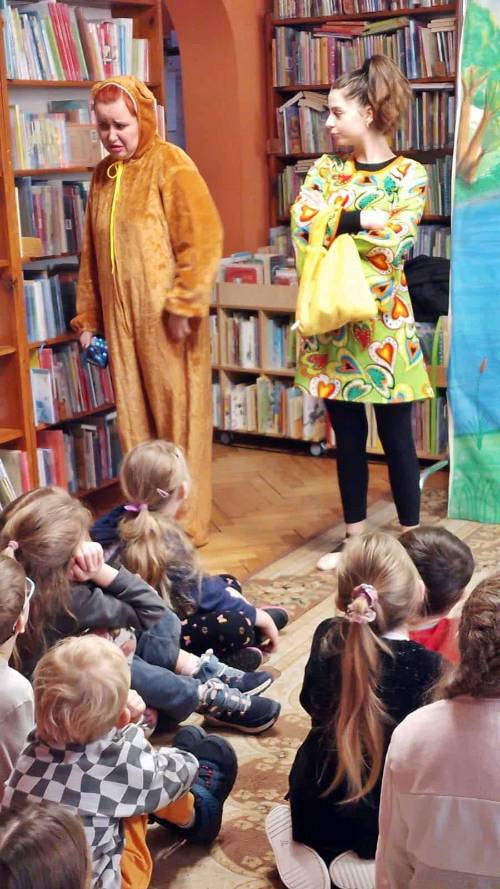 Aktorki Teatru Maska w strojach zwierząt, podczas przedstawienia. Dzieci tyłam na pierwszym planie.