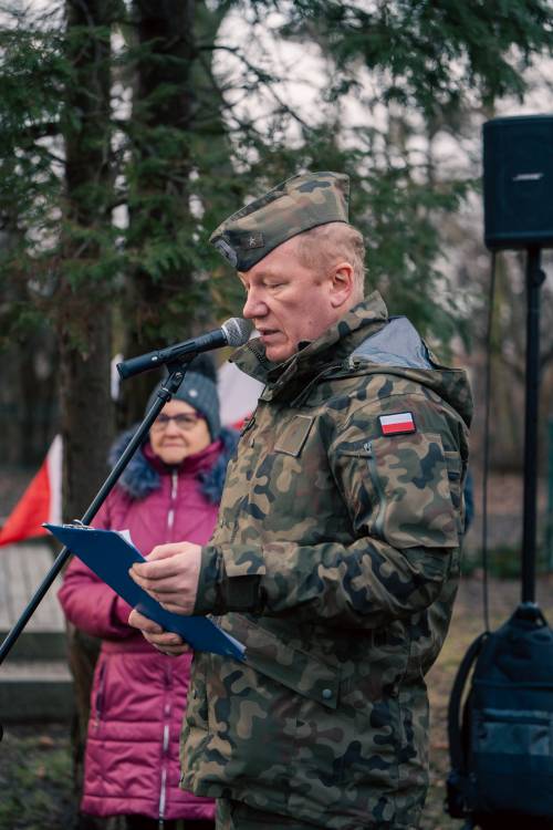 Obchody 79. rocznicy Marszu śmierci w Pruszczu Gdańskim. Składanie kwiatów.