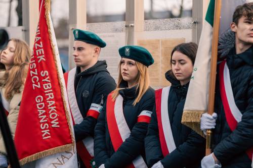 Obchody 79. rocznicy Marszu śmierci w Pruszczu Gdańskim. Poczty sztandarowe.