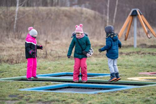 Dzieci podczas zabawy – trampoliny.