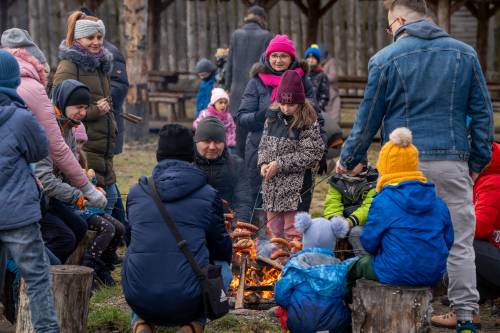 Dzieci podczas zabawy – ognisko.