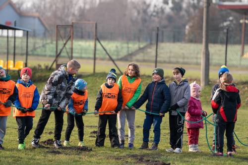 Dzieci podczas zabawy. Przeciąganie liny.