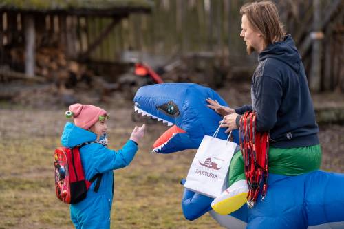 Spotkanie z oswojonym dinozaurem – animator w stroju dinozaura.