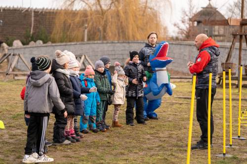 Dzieci podczas zabawy – trening sztuk walki.