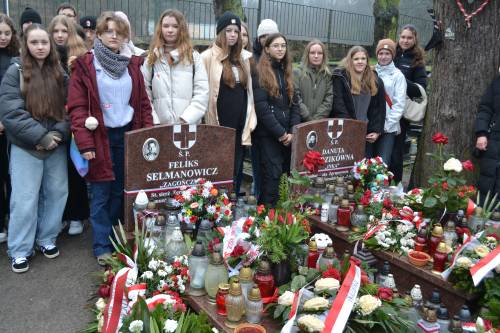 Uczniowie 1 klasy Zespołu Szkół Ogólnokształcących nr 1 w Pruszczu Gdańskim na spacerze śladami Danuty Siedzikówny Inki