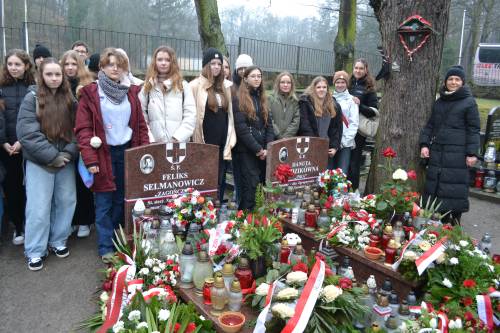 Uczniowie 1 klasy Zespołu Szkół Ogólnokształcących nr 1 w Pruszczu Gdańskim na spacerze śladami Danuty Siedzikówny Inki