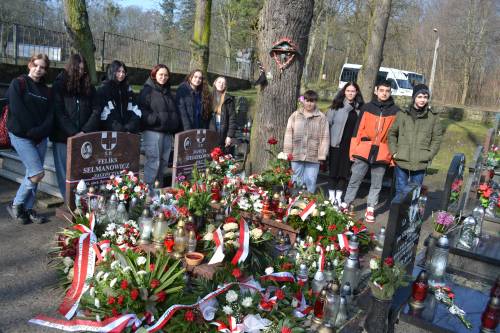 Uczniowie 1 klasy Zespołu Szkół Ogólnokształcących nr 1 w Pruszczu Gdańskim na spacerze śladami Danuty Siedzikówny Inki