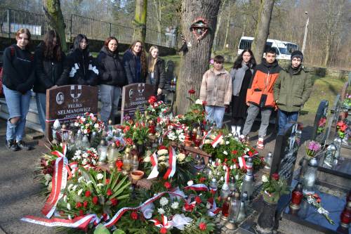 Uczniowie 1 klasy Zespołu Szkół Ogólnokształcących nr 1 w Pruszczu Gdańskim na spacerze śladami Danuty Siedzikówny Inki