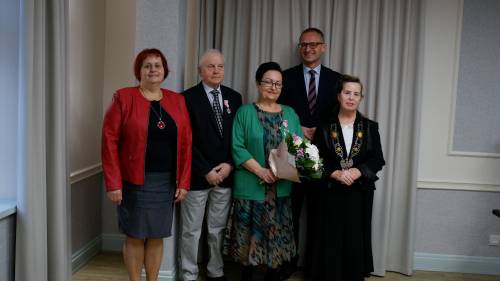 Zdjęcie przedstawia uroczystość jubileuszu pożycia małżeńskiego w Urzędzie Stanu Cywilnego w Pruszczu Gdańskim.