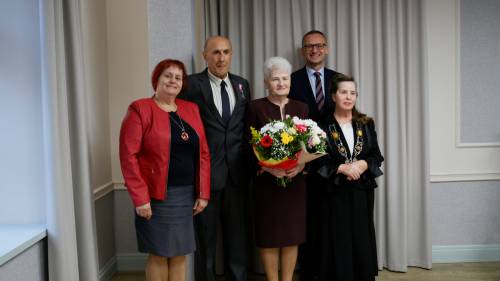 Zdjęcie przedstawia uroczystość jubileuszu pożycia małżeńskiego w Urzędzie Stanu Cywilnego w Pruszczu Gdańskim.